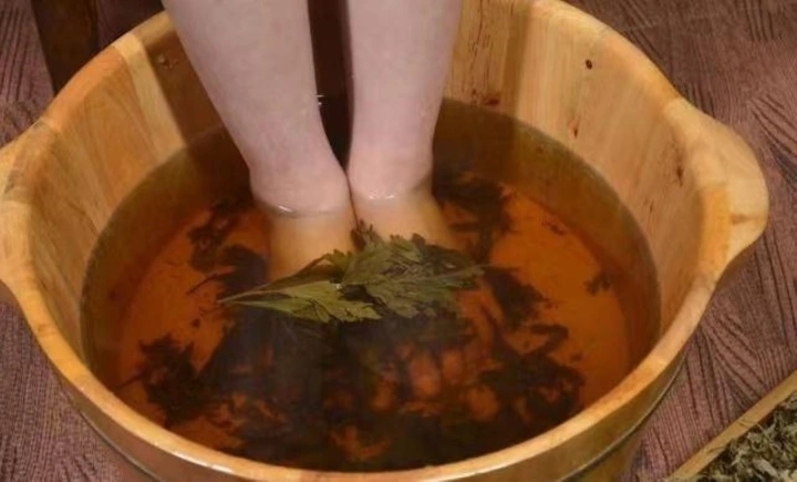 Bài thuốc ngâm chân với ngải cứu