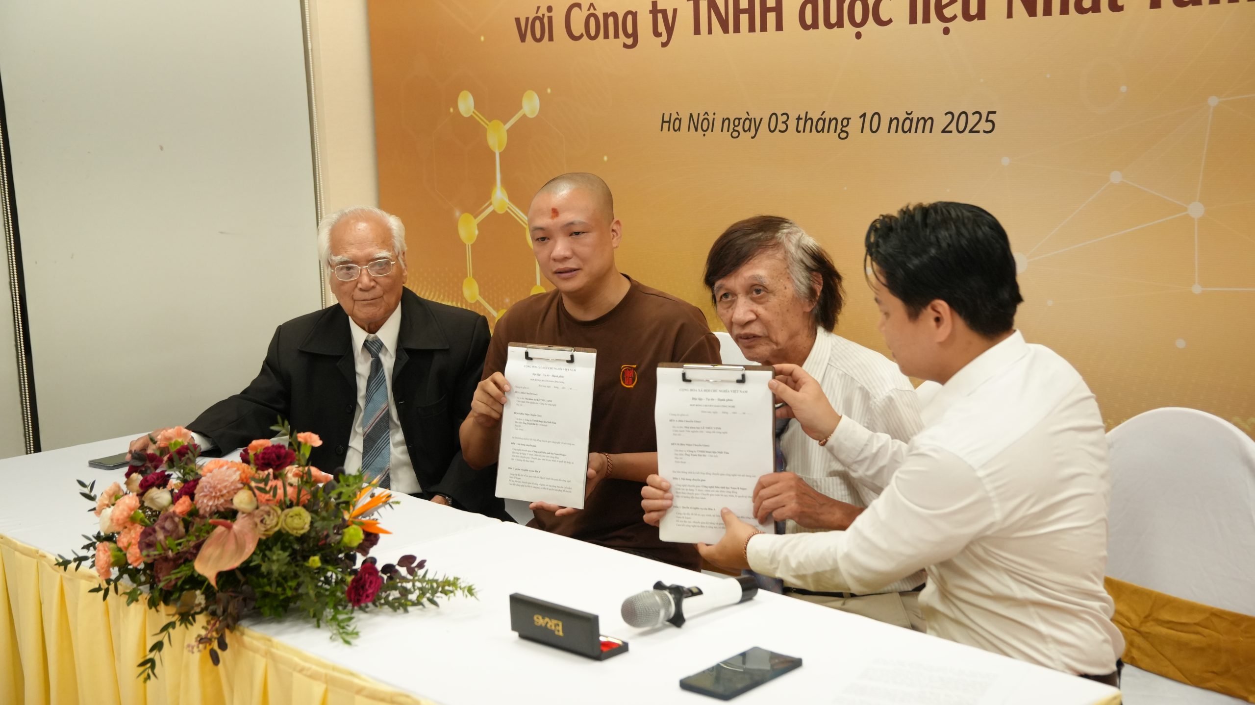 Lễ ký hết chuyển giao Siêu sinh học Nano B Super của Nhà nghiên cứu Lê Thúc Vinh cho Công ty Dược liệu Nhất Tâm